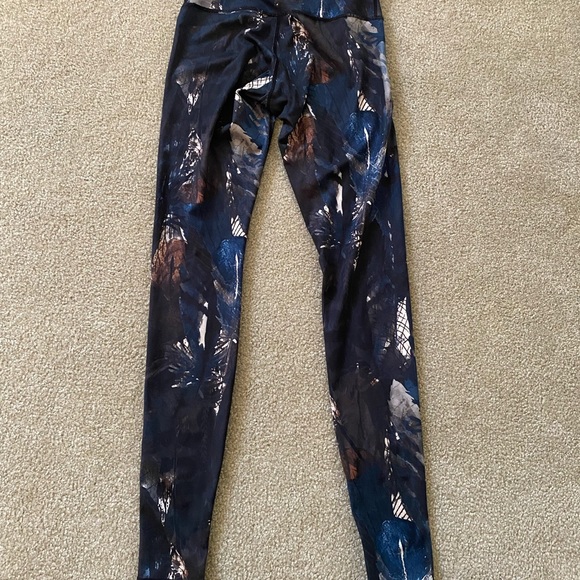 Lululemon leggings. Size 8. - Picture 2 of 3